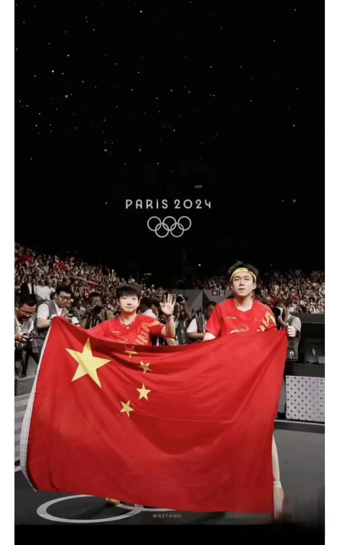 双方运动员为胜利而拼尽全力，热血沸腾