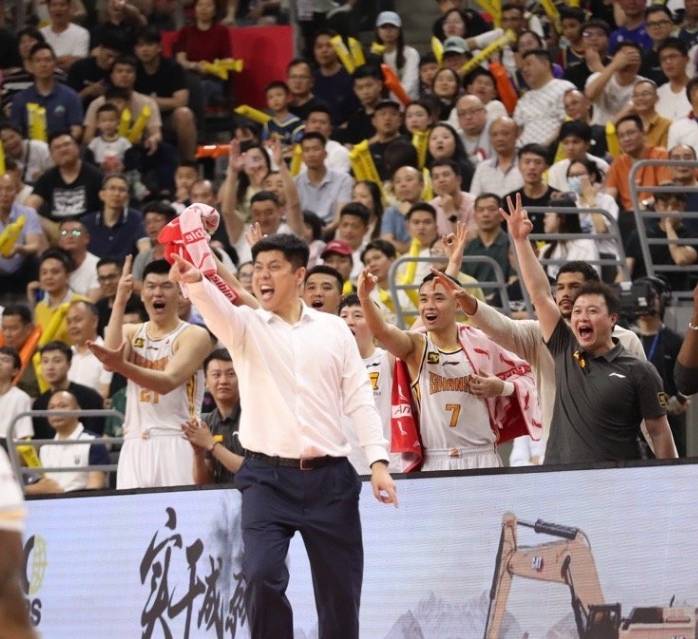 火爆对决，豪门球队拼尽全力